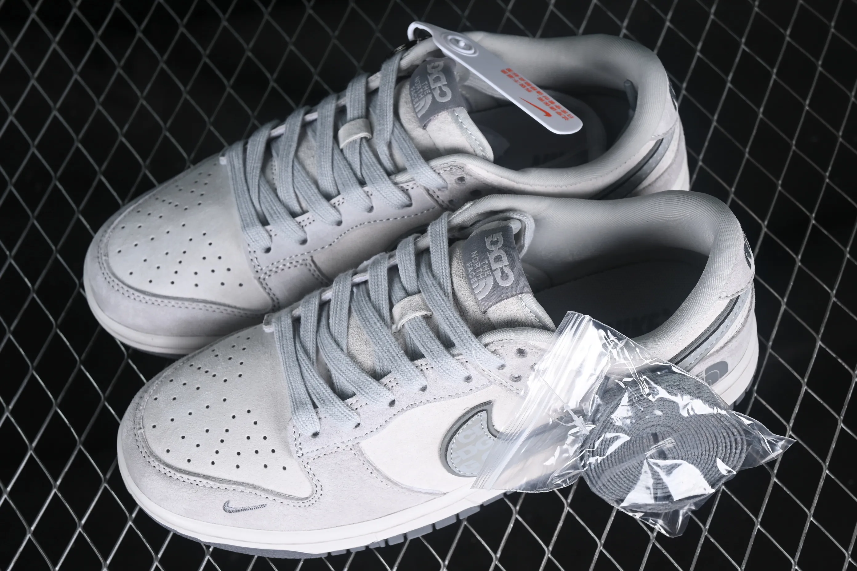 All Categories Nk SB Dunk Series Nk SB Dunk Low Low-top sneakers Nk Dunk Low North CDG joint-grey Three-party joint SB low-top casual sneakers FC1688-181